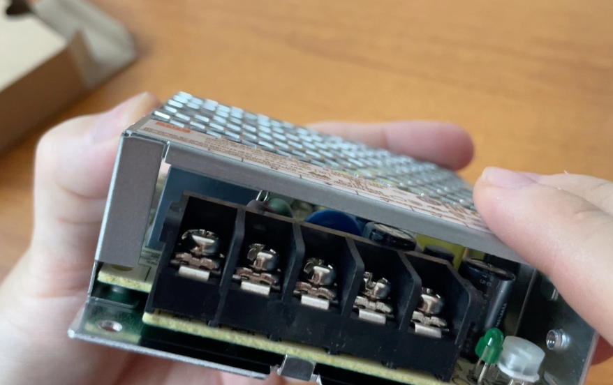 明緯電源賦能自動刮膠機打造智能生產線